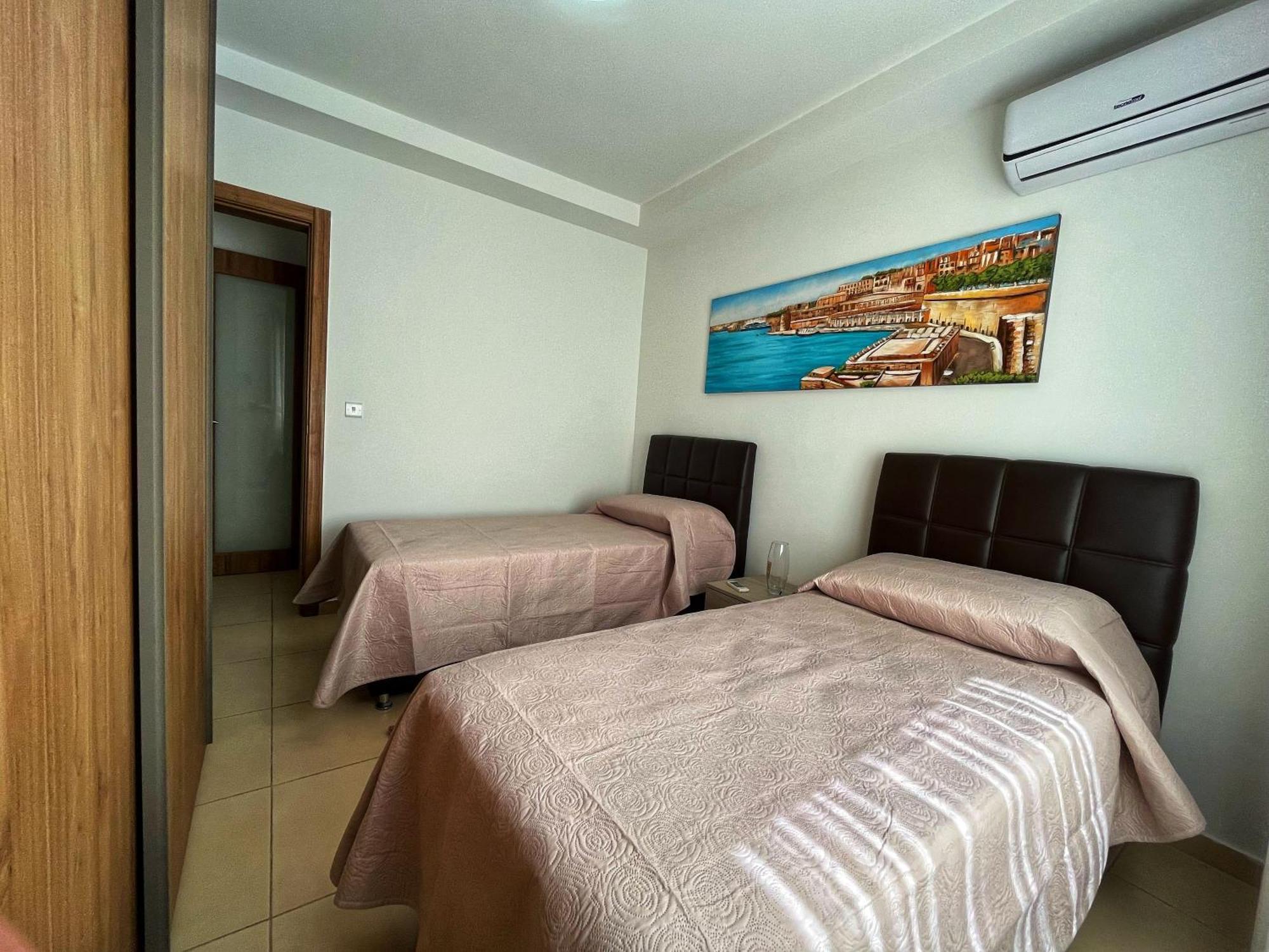 Charming Two Bedroom Apartment Pieta ภายนอก รูปภาพ